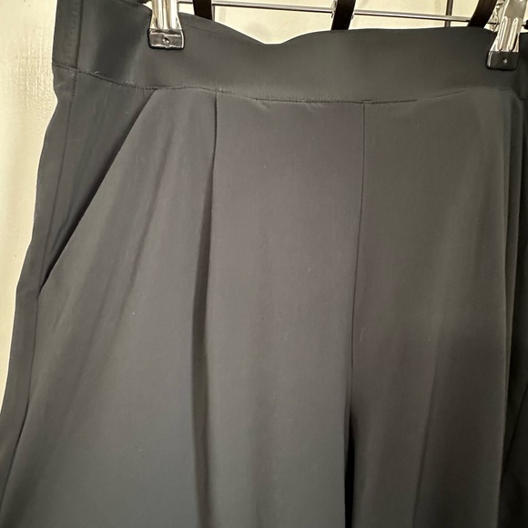 Wide leg Columbia capris - Picture 4 of 5